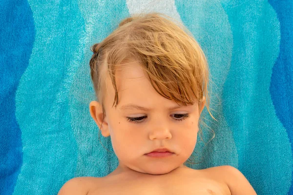 Porträt Eines Kindes Auf Blauem Hintergrund Beachten Sie Die Geringe — Stockfoto