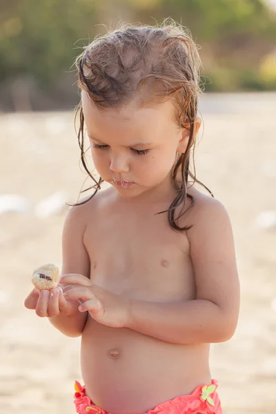 Klein Meisje Eet Een Koekje Het Strand Let Ondiepe Diepte — Stockfoto