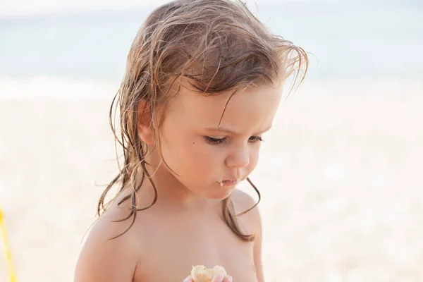 Kind Strand Sommer Mit Keks Der Hand Flache Schärfentiefe Beachten — Stockfoto