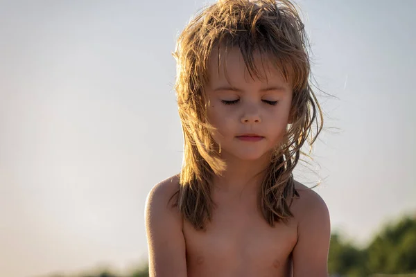 Portret Van Een Kind Het Strand Zomer — Stockfoto
