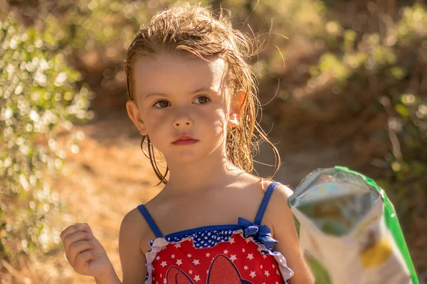 Liten Flicka Baddräkt Äter Chips — Stockfoto