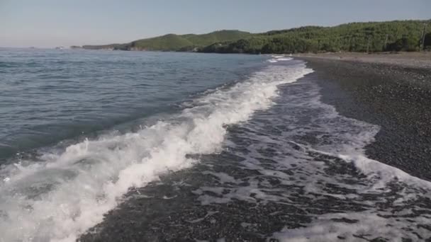 Крупним Планом Хвилі Падають Порожній Пляж Знятий Зверху Повільний Рух — стокове відео