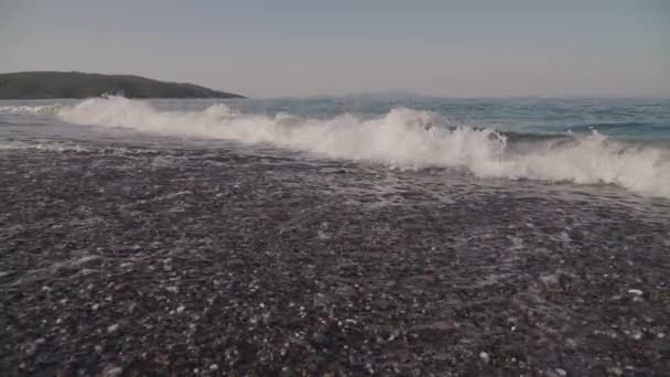 Primer Plano Las Olas Que Estrellan Una Playa Vacía Filmada — Vídeos de Stock