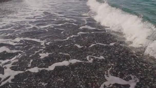 Primer Plano Las Olas Que Estrellan Una Playa Vacía Filmada — Vídeo de stock