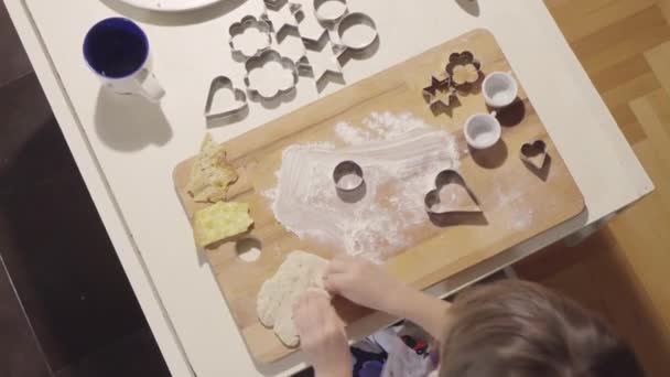 Bovenaanzicht Van Een Klein Meisje Dat Koekjes Maakt Aan Keukentafel — Stockvideo