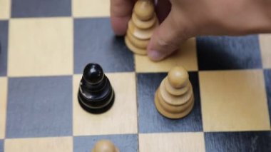 Satranç oynayan iki adamla satranç tahtasına yaklaş.