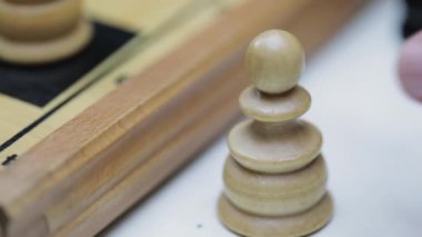 Satranç oynayan iki adamla satranç tahtasına yaklaş.