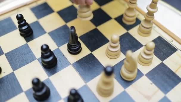 Κλείσιμο Της Σκακιέρας Δύο Παίκτες Παίζουν Σκάκι — Αρχείο Βίντεο