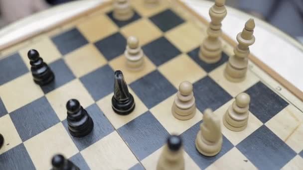 Nahaufnahme Des Schachbretts Mit Zwei Mann Schach — Stockvideo