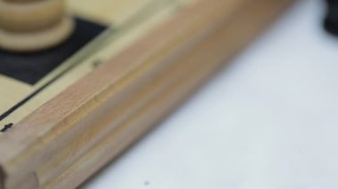 Satranç oynayan iki adamla satranç tahtasına yaklaş.