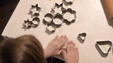 Mutfak masasında annesiyle bisküvi yapan küçük bir kızın en iyi görüntüsü.