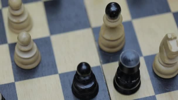 Närbild Schackbrädet Med Två Man Spelar Schack — Stockvideo
