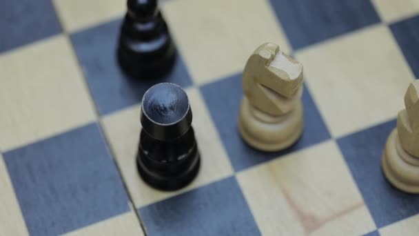 チェスをしている二人組でチェスボードの閉鎖 — ストック動画