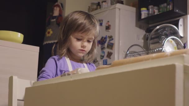 Очаровательная Маленькая Девочка Печет Печенье Кухонным Столом Своей Матерью — стоковое видео