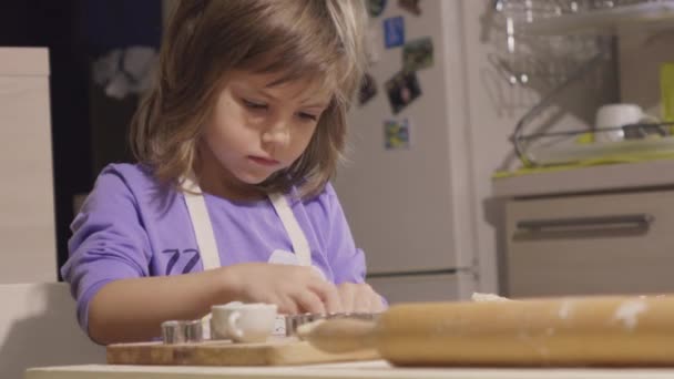 Encantadora Niña Haciendo Galletas Mesa Cocina Con Madre — Vídeo de stock