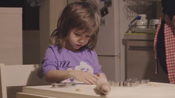 Очаровательная Маленькая Девочка Печет Печенье Кухонным Столом Своей Матерью — стоковое видео
