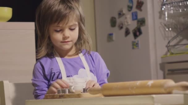 Menina Encantadora Fazendo Biscoitos Mesa Cozinha Com Sua Mãe — Vídeo de Stock