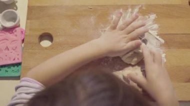 Mutfak masasında annesiyle bisküvi yapan küçük bir kızın en iyi görüntüsü.