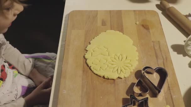 Vista Superior Uma Menina Fazendo Biscoitos Mesa Cozinha Com Sua — Vídeo de Stock