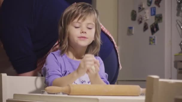 Γοητευτικό Κοριτσάκι Κάνει Μπισκότα Στο Τραπέζι Της Κουζίνας Μητέρα Της — Αρχείο Βίντεο