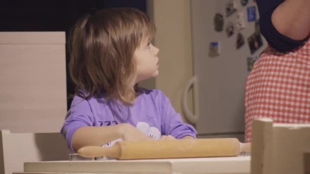 Γοητευτικό Κοριτσάκι Κάνει Μπισκότα Στο Τραπέζι Της Κουζίνας Μητέρα Της — Αρχείο Βίντεο
