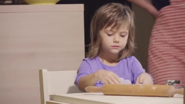Sevimli Küçük Kız Annesiyle Mutfak Masasında Bisküvi Yapıyor — Stok video