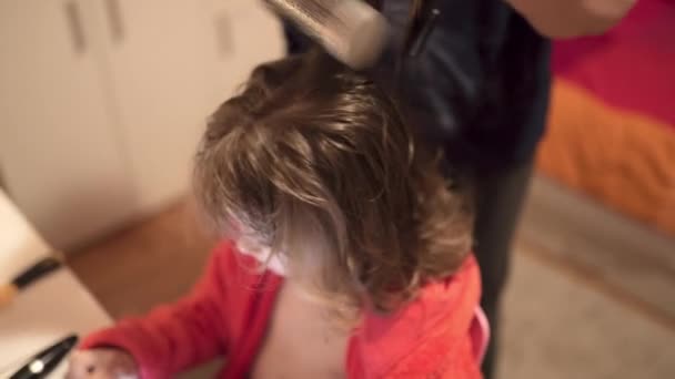 Bekar Bir Anne Güzel Kızına Saçlarını Kurutuyor Bornozlu Seçici Bir — Stok video