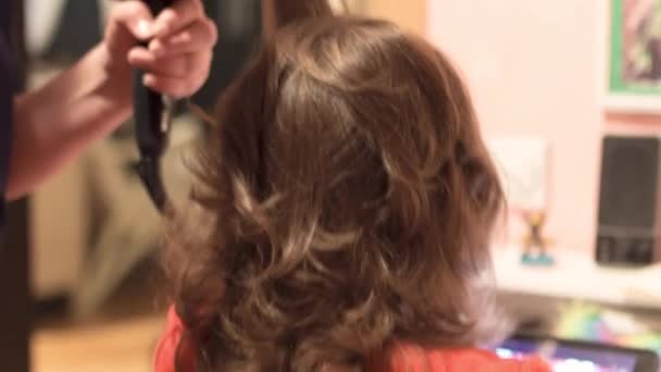 Mãe Solteira Secando Cabelo Para Sua Filha Adorável Roupão Banho — Vídeo de Stock