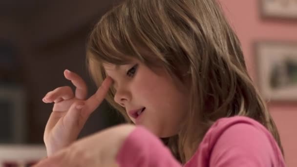 迷人的小女孩在课桌上画着一个明亮的地球仪 专心致志地看着平板电脑 — 图库视频影像