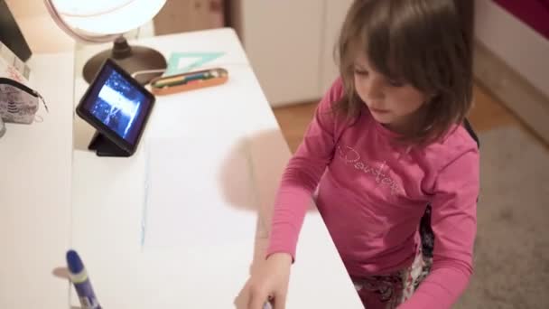 Encantadora Menina Desenhando Assistindo Tablet Com Globo Iluminado Uma Mesa — Vídeo de Stock