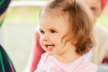 Söylenenleri dinlerken profildeki bir çocuğun görüntüsü, alanın yüzeysel derinliğine dikkat edin