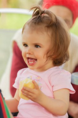 Elma yiyen bir çocuk, tarlanın derinliğine dikkat edin.