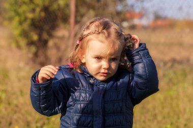 Sonbaharın başlarında doğadaki çocuk, derin alan derinliğine dikkat edin.