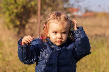 Sonbaharın başlarında doğadaki çocuk, derin alan derinliğine dikkat edin.