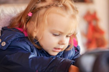 Sonbaharda ceketli bir çocuk, derin bir tarlanın derinliğine dikkat et.