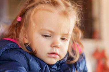 Sonbaharda ceketli bir çocuk, derin bir tarlanın derinliğine dikkat et.