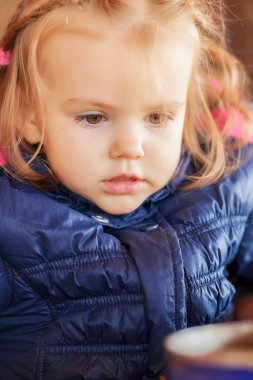 Sonbaharda ceketli bir çocuk, derin bir tarlanın derinliğine dikkat et.