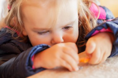 Avluda oynayan çocuk, alanın derinliğine dikkat et.