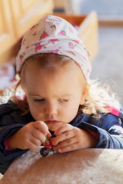 Kafasında renkli başlıklı çocuk, yüzeysel alan derinliğine dikkat et.