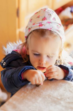 Kafasında renkli başlıklı çocuk, yüzeysel alan derinliğine dikkat et.