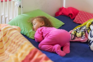 Bebek karnının üstünde uyuyor, dikkat et tarlanın derinliği