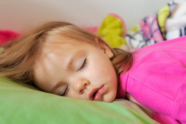 Bebek karnının üstünde uyuyor, dikkat et tarlanın derinliği