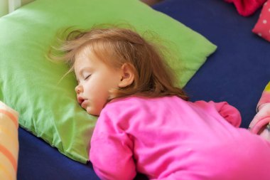 Bebek karnının üstünde uyuyor, dikkat et tarlanın derinliği