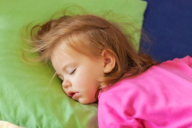 Bebek karnının üstünde uyuyor, dikkat et tarlanın derinliği