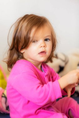 Evde parmakları olan bir çocuk, yüzeysel alan derinliğine dikkat edin.