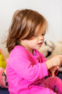 Evde parmakları olan bir çocuk, yüzeysel alan derinliğine dikkat edin.