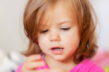 Pembe pijamalı bir çocuğun portresi, sığ alan derinliğine dikkat edin.