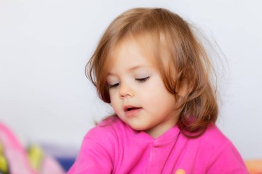 Evde parmakları olan bir çocuk, yüzeysel alan derinliğine dikkat edin.