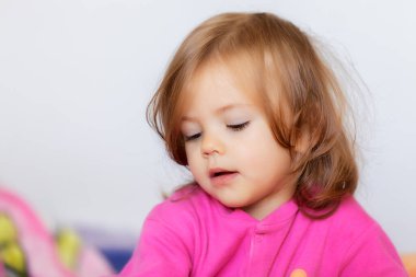 Evde parmakları olan bir çocuk, yüzeysel alan derinliğine dikkat edin.