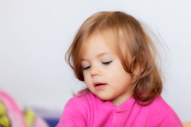 Evde parmakları olan bir çocuk, yüzeysel alan derinliğine dikkat edin.